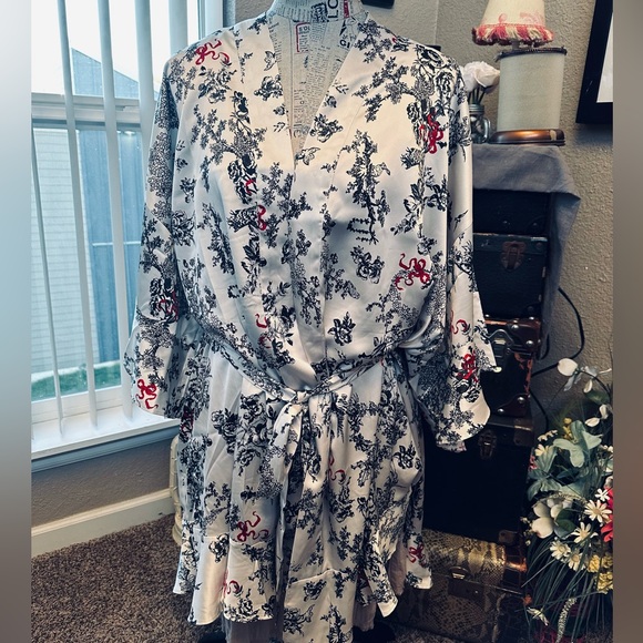 NWOT Beautiful Victoria Secret Kimono Style Robe. Size: XL/XXL - Picture 5 of 7